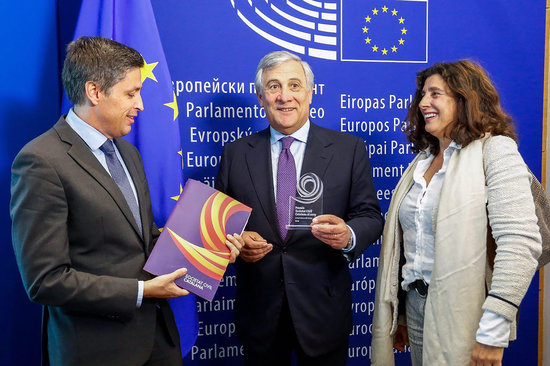 President of the SCC José Rosiñol (left) and vice president Miriam Tey (right) deliver the 'Wisdom' award to EP president Antonio Tajani on October 3 2018 (photo courtesy of the Catalan Civil Society)